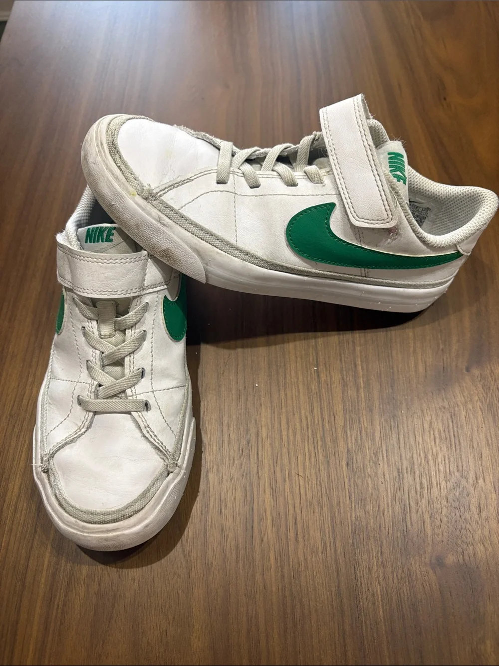 Nike Kids White & Green Low-Top Sneakers with Hook Strap